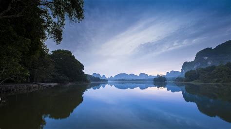 Sunrise with mountain reflection on lake 35622822 Stock Video at Vecteezy