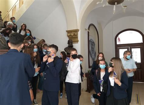 FOTO Colegiul Hasdeu la început de an şcolar ghid de supravieţuire