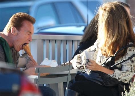 Mãe de Schwarzenegger acreditava que filho era gay diz o próprio ator 17 01 2011 EFE