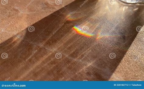 Reflejo Del Arco Iris Del Agua En Un Vaso Metrajes Vídeo de