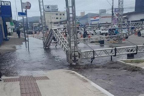 Montagem de palco na rua 2050 atinge tubulação e compromete