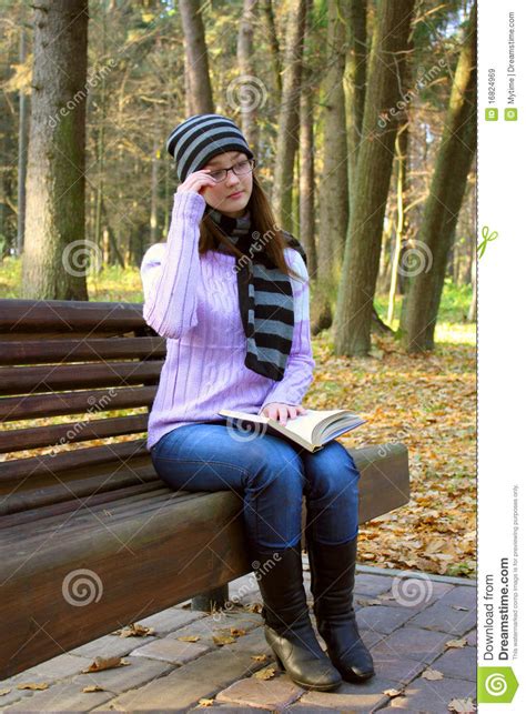 Belle Fille S Asseyant Sur Un Banc Image Stock Image Du Vert Cheveu