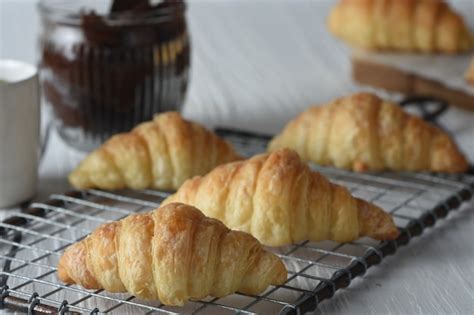 Croissants Reci N Horneados En Una Bandeja Con Un Tarro Peque O De