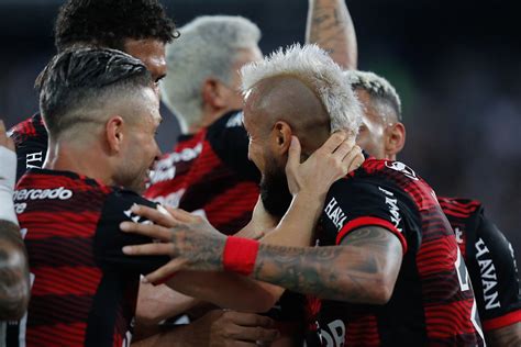 Pulgar Celebra Estreia Pelo Flamengo Gazeta Esportiva