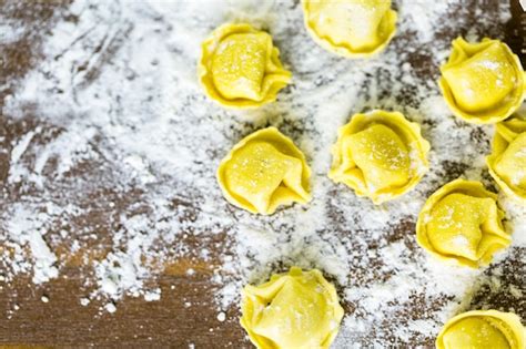 Fazendo Tortellini De Quatro Queijo Caseiro Produtos Frescos Da