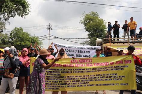 Jalan Sejauh Km Ratusan Warga Demo Di Depan Balai Desa Kemangsen