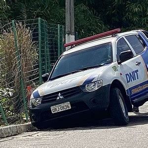 Pneu de carro do DNIT é engolido por buraco em rua de Maceió