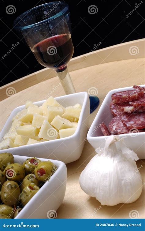 Heerlijke Tapas En Rode Wijn Stock Foto Image Of Laag Boete