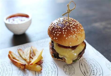 Burger montagnard 100 homemade Tomme bacon oignons caramélisés