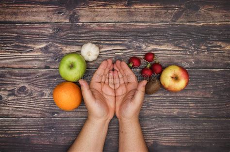 La Mano Y Frutas Y Verduras Vegetariano Y Comida Sana Del Hombre Foto