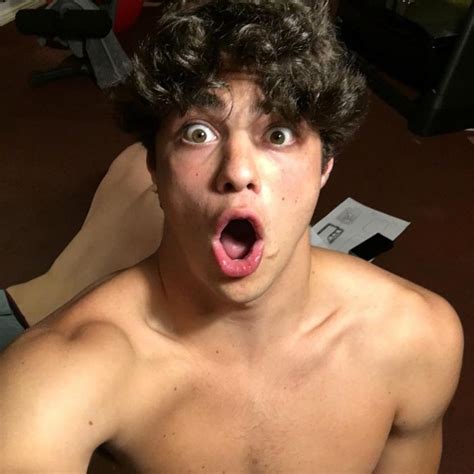 Noah Centineo Deu O Seu Primeiro Beijo Quando Tinha Cerca De Anos