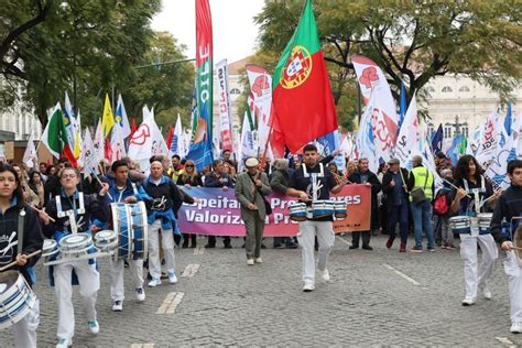 Milhares de docentes em protesto nas ruas de Lisboa até à Assembleia da