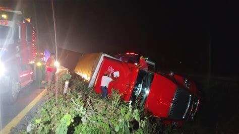 Tr Iler Volcado En La Autopista La Tinaja Cosamaloapan Causa Caos Vial