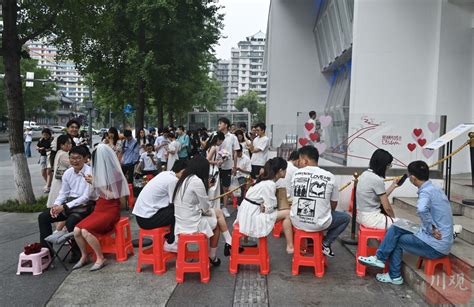 C视频丨在有爱的日子里 成都年轻人清晨排队登记结婚四川在线