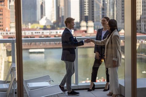 The Concierge Experience: How Our Luxury Apartment Brokers in Chicago