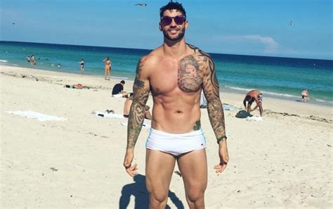 Ex BBB Rodrigo Portuga posta foto pelado no Instagram Guia Gay São Paulo