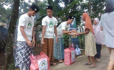 Santri Dukung Ganjar Bagikan Takjil Untuk Buruh Bangunan Di Klaten