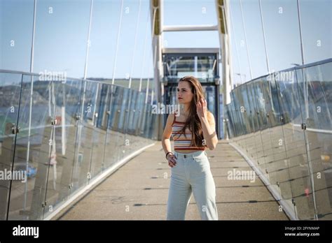 Petit Foyer D Une Jeune Femme Brunette Portant Un Jean Avec Un Petit