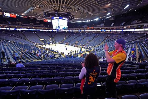 Warriors fans share memories of Oracle Arena at the last regular season ...