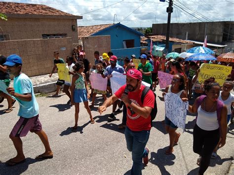 Cerca de 400 famílias protestam nas ruas de Bayeux PB nesta Geral