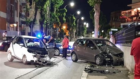 Incidente A Nettuno Scontro Tra Due Auto Una Finisce Contro Un Muro