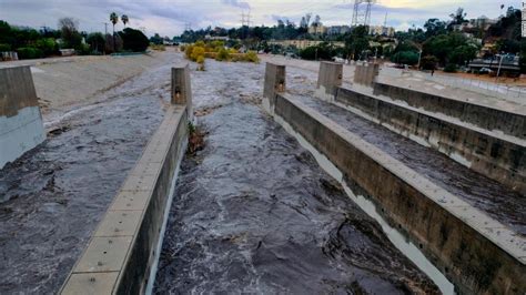 California mudslides: Evacuation zones expanded as searches continue - CNN