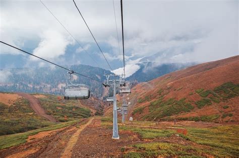 Outono paisagem montanhosa teleférico na estância de krasnaya polyana