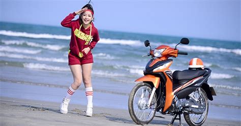 Hot girl Chipu tạo dáng cùng Wave RSX mới