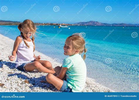 Entzückende Nette Mädchen Haben Spaß Auf Weißem Strand Während Stockbild Bild Von Exotisch