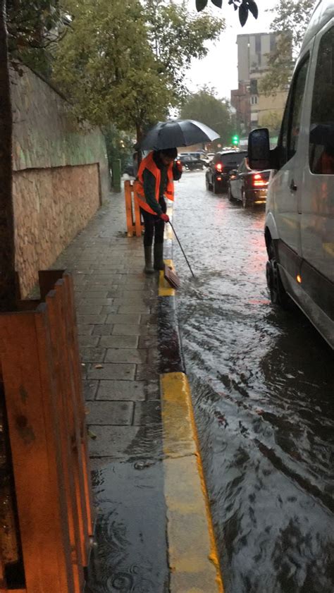 Reshje të dendura shiu rrugët në Tiranë nën pushtetin e ujit