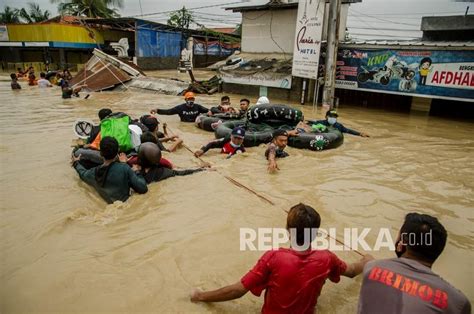 Evakuasi Korban Banjir Di Pamanukan Republika Online