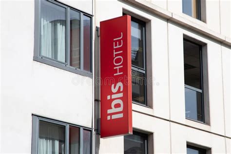 La Marca Del Hotel Ibis Y El Logotipo Rojo En La Entrada Del Edificio