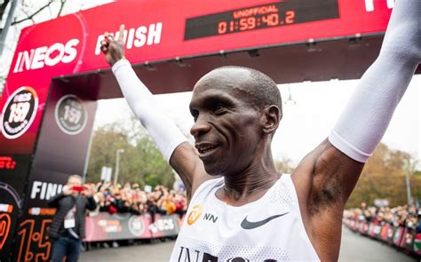 Eliud Kipchoge Breaks 2-Hour Marathon Time in These Nike Shoes ...