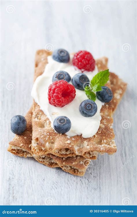 Klares Brot Mit Cremefraiche Und Beeren Stockbild Bild Von Blatt