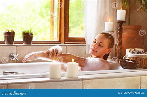 Femme Sensuelle Dans La Baignoire Image Stock Image Du Mensonge Bain 31613779