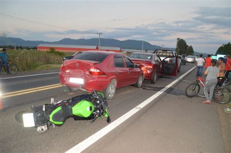 Engavetamento envolve três carros e uma moto na RSC 287 em Candelária