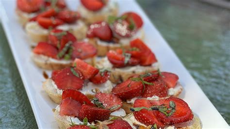 Strawberry Balsamic Bruschetta Fustinis Oils And Vinegars