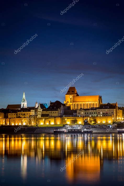 Panorama del casco antiguo de Torun con su reflejo en el río Vístula a 2023