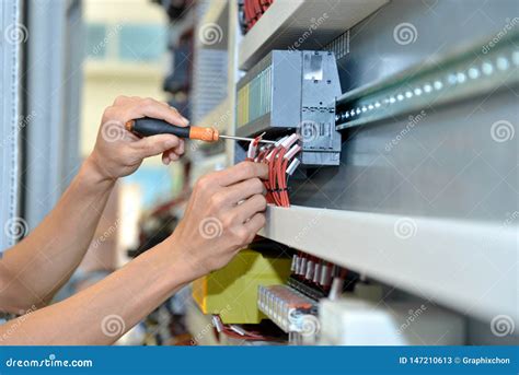 El Electricista Est Conectando El Alambre Del Cable El Ctrico Imagen