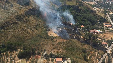 Incendi In Mezza Sicilia Roghi Da Palermo A Ragusa Canadair In Azione