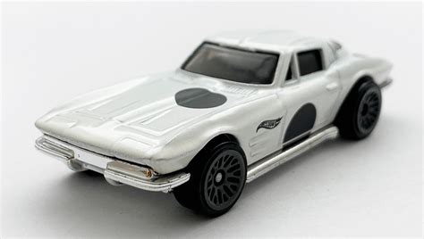 Машинка Базова Hot Wheels 64 Corvette Sting Ray Race Day 1 64 GTB88 White купити в інтернет