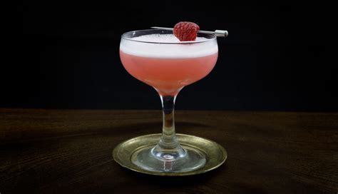 Classic clover club cocktail recipe – BoozNow