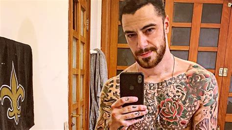 Felipe Titto Esquenta O Clima Ao Surgir Sem Camisa E Mostrando Tatuagens