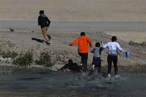 Un niño hondureño de 8 años muere ahogado en el río Bravo al intentar