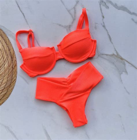 8 Hot Sexy Lary Bikini Pics