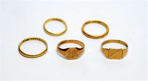 Lot 151 - Five gold rings