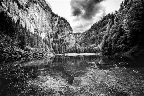 Paisaje Blanco Y Negro Del Lago Con Las Monta As Visi N Nublada Y De