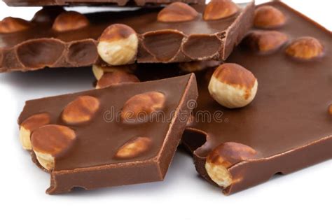 Chocolate Con Las Nueces Aisladas En El Fondo Blanco Imagen De Archivo