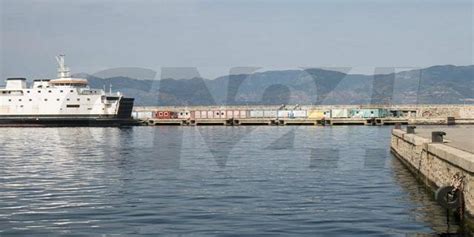 Emergenza Sbarchi La Nave Rise Above Punta Al Porto Di Reggio Calabria