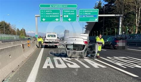 Incidente In Tangenziale A Rivoli Scontro Fra Due Auto Una Si